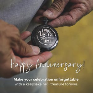 Pu&ograve; includere: Un orologio da tasca nero con un'iscrizione argentata che recita "To my husband I will love you until the end of time. Happy Anniversary." L'orologio &egrave; tenuto in una mano.