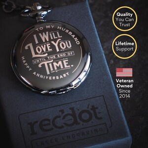 Pu&ograve; includere: Un orologio da tasca argentato con un quadrante nero e un messaggio inciso che recita "To my husband I will love you until the end of time. Happy Anniversary". L'orologio &egrave; su una scatola nera con la parola "recdot" stampata su di essa.