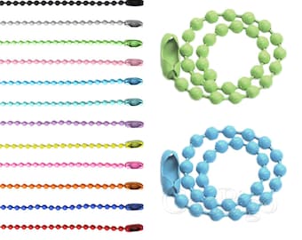 Pode incluir: Uma variedade de cores de chaveiros de contas, incluindo preto, branco, verde, rosa, azul, roxo, amarelo, laranja e vermelho. Os chaveiros são feitos de pequenas contas redondas que são conectadas umas às outras para formar uma corrente. Os chaveiros são mostrados em uma linha reta, com as cores alternando.