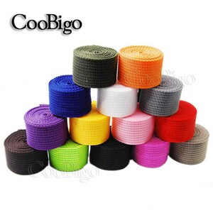 Peut inclure: Assortiment de 12 bobines de sangle de différentes couleurs, dont noir, blanc, vert, rouge, orange, jaune, violet, rose, bleu et gris. Les bobines sont disposées en forme de pyramide.