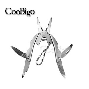 Könnte beinhalten: Ein silberner Multitool-Schlüsselanhänger mit Zange, Messer, Feile und Schraubendreher. Der Schlüsselanhänger hat eine silberne Kette.