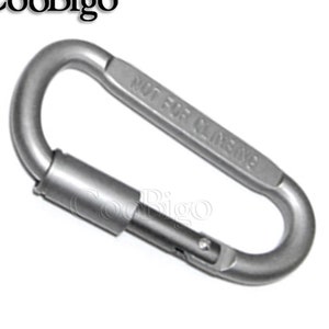 以下が含まれることがあります： 側面には「NOT FOR CLIMBING」の文字が刻まれたシルバーカラーのカラビナ。カラビナには、安全な閉鎖のためのスプリング式ゲートが付いています。「CooBigo」のブランド名が左上にあります。