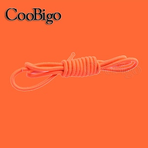 Peut inclure: Lacets &eacute;lastiques orange, un type de lacet sans n&oelig;ud, enroul&eacute;s sur un fond orange vif.