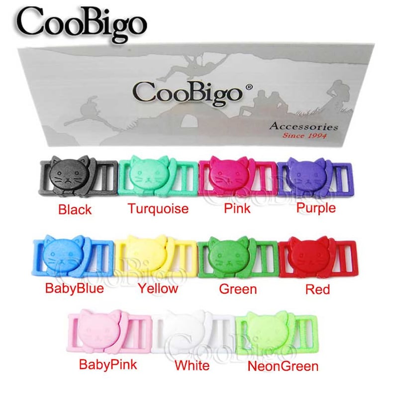 Op de afbeelding: Assortiment van plastic kattenvormige gespschuifjes in verschillende kleuren, waaronder zwart, turquoise, roze, paars, babyblauw, geel, groen, rood, babyroze, wit en neon groen. Accessoires Sinds 1994.