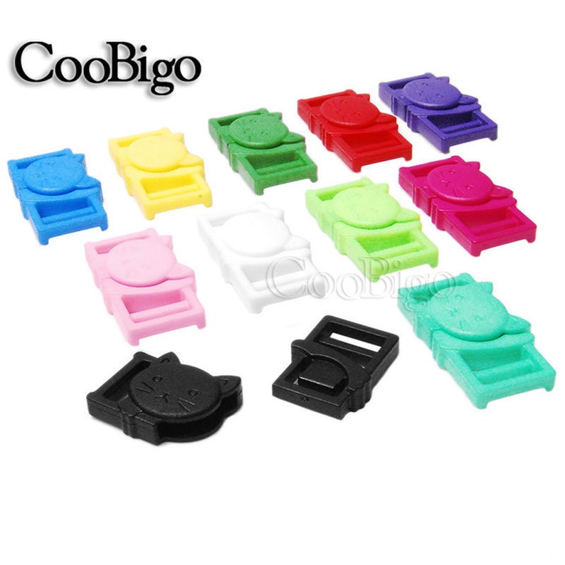 Op de afbeelding: Assortiment van 12 plastic schuifgespen met een kattengezichtontwerp. De gespen zijn in verschillende kleuren verkrijgbaar, waaronder zwart, wit, roze, groen, blauw, geel, rood en paars.