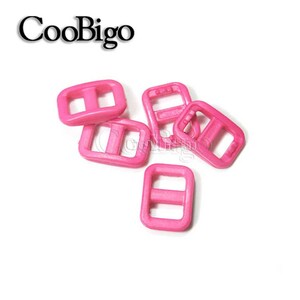 Op de afbeelding: Roze plastic schuifgespen. Deze gespen zijn geweldig voor het maken van banden, tassen en andere knutselprojecten.