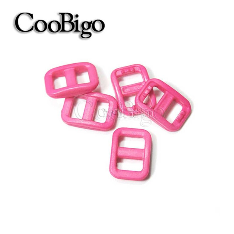 Op de afbeelding: Roze plastic schuifgespen. Deze gespen zijn geweldig voor het maken van banden, tassen en andere knutselprojecten.