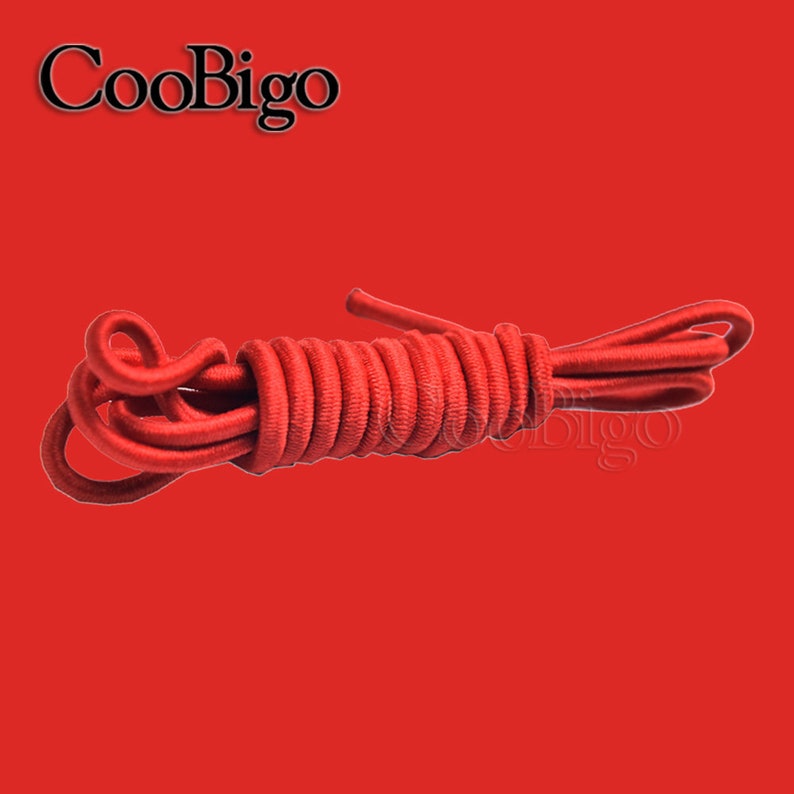 Peut inclure: Lacets &eacute;lastiques rouges enroul&eacute;s sur un fond rouge. CooBigo est &eacute;crit en blanc en haut de l'image.