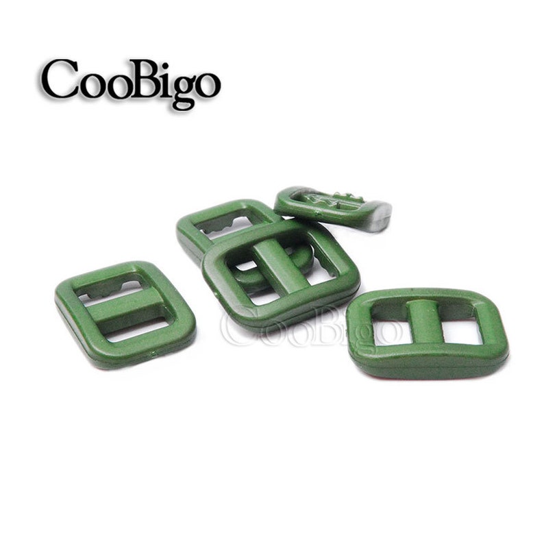Op de afbeelding: Een set van tien groene plastic schuifgespen. De gespen zijn rechthoekig met een enkele middelste balk. De gespen worden vaak gebruikt voor banden, tassen en andere doe-het-zelfprojecten.