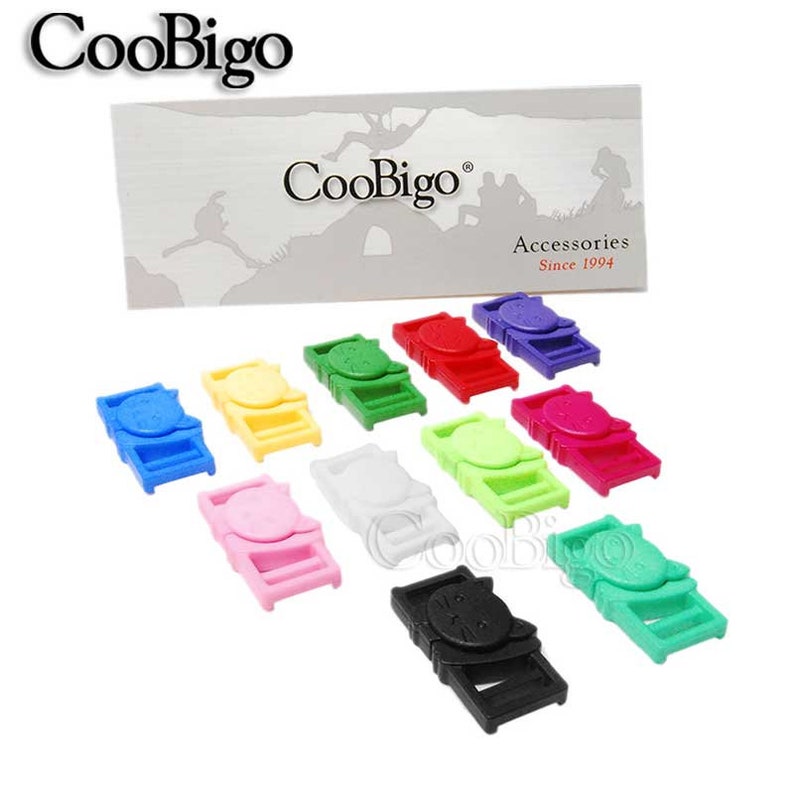 Op de afbeelding: Tien kleurrijke plastic kattenvormige schuifgespen. De gespen zijn in verschillende kleuren verkrijgbaar, waaronder rood, groen, blauw, geel, roze, wit, zwart en turquoise. De gespen zijn ontworpen om te worden gebruikt op banden, riemen of andere accessoires.
