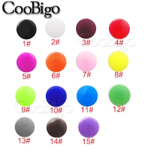 以下が含まれることがあります： 黒、白、赤、オレンジ、ピンク、黄、緑、青、グレー、茶色、紫など、さまざまな色の丸いプラスチックボタン15個の詰め合わせ。各ボタンには1から15までの番号が付けられています。