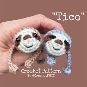 Puede incluir: Dos juguetes de perezosos de ganchillo, uno beige y otro gris, con detalles marrones y ojos negros. Los juguetes tienen la palabra "Tico" encima y el texto "Crochet Pattern By @CrochetFMTY" debajo.