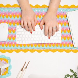 おばあちゃんのストライプ編みのデスクセットのパターン | デスクマット、コースター、鉛筆カップカバーを作ろう