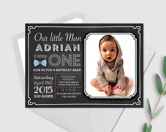 Niño primera invitación de cumpleaños, tarjeta de cumpleaños del hombrecito, pizarra azul rojo bowtie, cumpleaños Bash, invitación con la foto