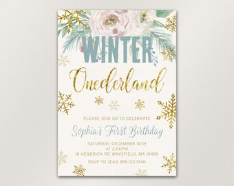 Op de afbeelding: Een witte uitnodiging met een blauw en gouden winterwonderlandthema. De uitnodiging zegt "Winter Onederland" en "Sophia's First Birthday". Het bevat de datum, tijd, adres en RSVP-informatie.