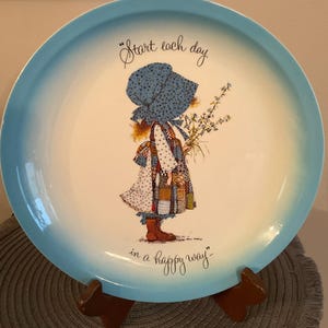 Holly Hobbie Collectors Edition Plate, American Greetings, Start Each Day in a Happy Place, 1970’s Childhood Memories, Blue Bonnet, 10 1/2”D