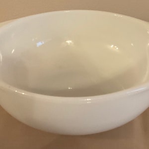 Pyrex Milk Glass Round Casserole Dish, #023, 1 1/2QT