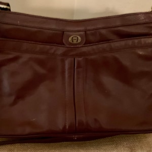 Etienne Aigner Oxblood bolso de hombro de cuero burdeos, cierre magnético, bolso de hombro de la década de 1970