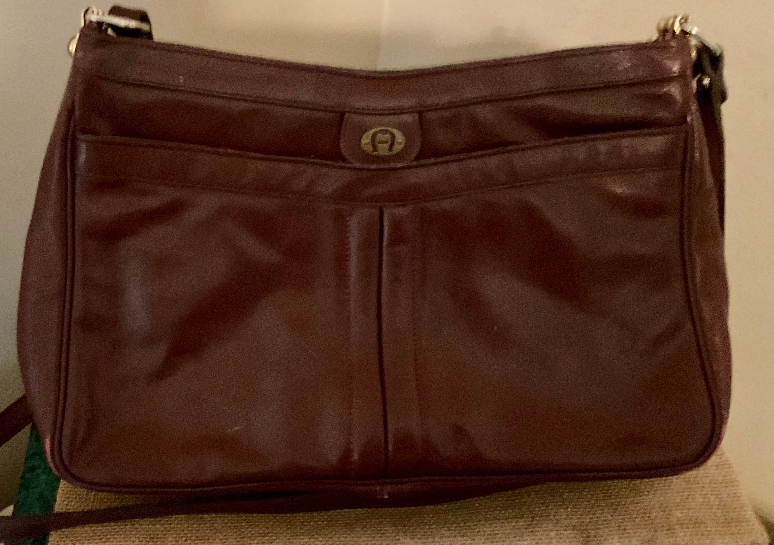 Vintage Etienne Aigner Oxblood Leather Shoulder Bag: 1970s  display picture 1