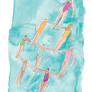 Może przedstawiać: Akwarela przedstawiająca siedem osób w basenie, tworzących kształt gwiazdy swoimi ciałami. Wszyscy noszą różne kolory strojów kąpielowych i unoszą się na plecach.