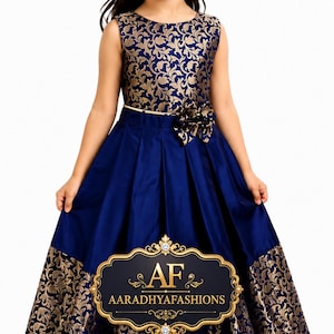 Peut inclure: Robe sans manches bleu marine et or pour petite fille. Le corsage pr&eacute;sente un motif floral dor&eacute;, et la jupe est bleu marine uni avec un ourlet &agrave; motifs dor&eacute;s. Une ceinture dor&eacute;e et une fleur ornent la taille.