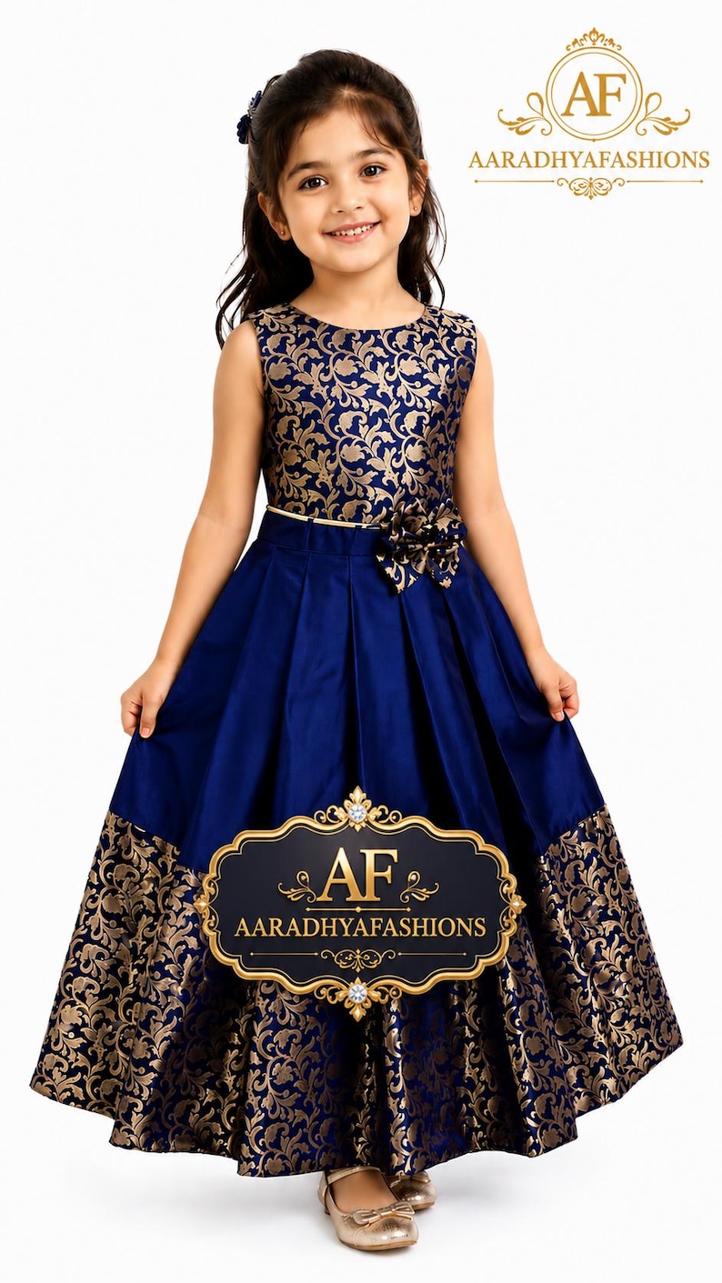 Peut inclure: Robe sans manches bleu marine et or pour petite fille. Le corsage pr&eacute;sente un motif floral dor&eacute;, et la jupe est bleu marine uni avec un ourlet &agrave; motifs dor&eacute;s. Une ceinture dor&eacute;e et une fleur ornent la taille.