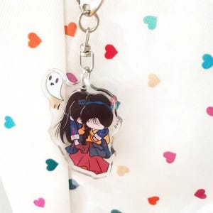 Puede incluir: Una taza de cerámica blanca con un asa negra y el texto "But First, Coffee" en negro, con una fuente de estilo manuscrito. La taza está sobre una superficie blanca.