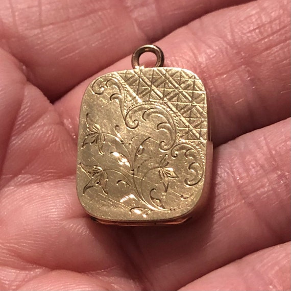 Victorian 9K Gold Aesthetic Period Locket - image 5