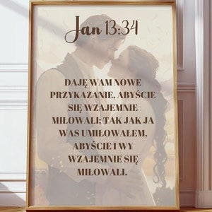Può includere: Una stampa incorniciata con una coppia che si bacia. La stampa include una citazione dalla Bibbia, Giovanni 13:34, che recita: "DAJĘ WAM NOWE PRZYKAZANIE, ABYŚCIE SIĘ WZAJEMNIE MIŁOWALI; TAK JAK JA WAS UMIŁOWAŁEM, ABYŚCIE I WY WZAJEMNIE SIĘ MIŁOWALI."