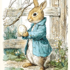 Könnte beinhalten: Vintage Illustration eines Hasen in einer blauen Jacke, der ein gesprenkeltes Ei hält. Der Hase steht in der Nähe eines Holzzauns und Grünzeugs. Das Kunstwerk hat einen klassischen Märchenbuchstil mit sanften Farben und detaillierten Linien.