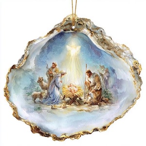 Può includere: Ornamento natalizio a forma di conchiglia con una scena della Natività. L'immagine mostra Maria, Giuseppe e il bambino Gesù in una mangiatoia, con pastori e pecore. La cornice ha bordi dorati. Una luce brillante brilla dall'alto.