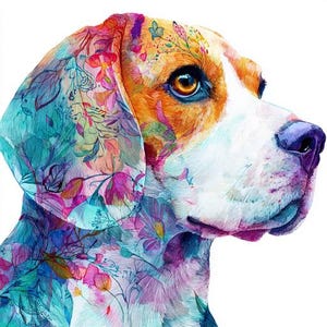 Puede incluir: Ilustración en acuarela de un perro beagle con patrones florales en tonos azules, rosas, naranjas y morados. El ojo del perro es de color marrón cálido y su nariz es de color púrpura oscuro, sobre un fondo blanco.