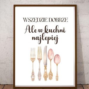 Puede incluir: Una impresión enmarcada con el texto "WSZEDZIE DOBRZE Ale w kuchni najlepiej" en letras marrones. La impresión presenta una ilustración de acuarela de cinco utensilios de plata y oro, incluyendo un cuchillo, un tenedor y cucharas.