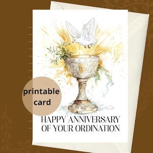 Può includere: Un biglietto d'auguri bianco con un'illustrazione ad acquerello di un calice d'argento con un rametto verde e una colomba bianca che vola sopra, circondata da raggi di luce dorati. Il testo recita printable card e HAPPY ANNIVERSARY OF YOUR ORDINATION.