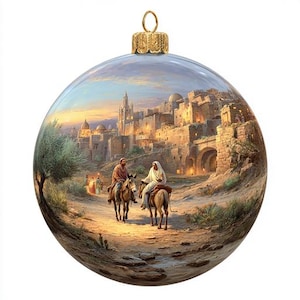 Könnte beinhalten: Eine transparente Christbaumkugel mit einer goldfarbenen Metallkappe. Die Kugel zeigt ein detailliertes Gemälde von zwei Personen, die auf Eseln einen Weg in eine Stadt mit Steingebäuden und einem Sonnenuntergang reiten.