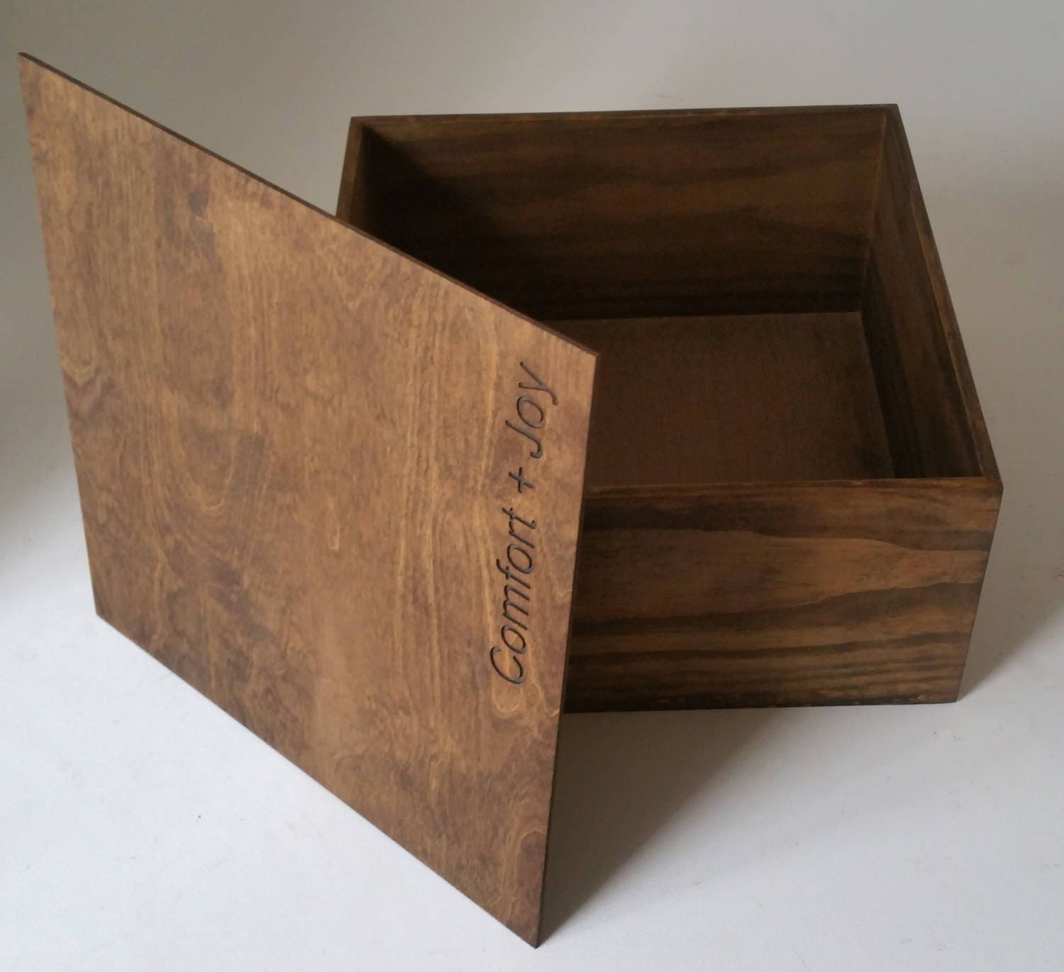 Caja de madera con tapa abatible, 12.0 x 12.0 x 6.0 in, comodidad y alegría  grabada en la tapa, cajas de regalo caja de 12 x 12 x 6 con tapa grabada en  nogal oscuro -  México
