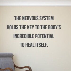 Puede incluir: Una cita motivacional en una pared blanca con texto gris que dice: "El sistema nervioso tiene la llave del increíble potencial del cuerpo para sanarse a sí mismo."