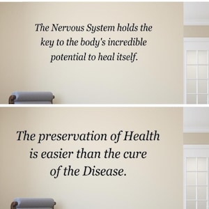 Op de afbeelding: Twee citaten op een beige muur. De eerste luidt: "Het zenuwstelsel houdt de sleutel vast tot het ongelooflijke potentieel van het lichaam om zichzelf te genezen." De tweede luidt: "Het behoud van de gezondheid is gemakkelijker dan de genezing van de ziekte."