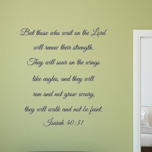 以下が含まれることがあります： イザヤ書 40 章 31 節からの引用文が書かれたウォールステッカーです。「しかし、主を待ち望む者は、力を新たにされる。彼らは鷲のように翼を広げて舞い上がり、走っても疲れず、歩いても弱らない。イザヤ書 40 章 31 節」。ステッカーは薄い緑色の壁に貼られており、背景には白いドアがあります。