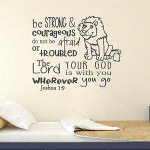 Joshua 1: 9 Sei stark und mutig. Fürchte dich nicht und ärger dich nicht. Der Herr, dein Gott ist mit dir überall hin. Vinyl-Wandtattoo.