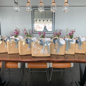 BELLA) Regalos personalizados de paja para damas de honor con diseño de flores silvestres: bolso de mano bordado a medida para recuerdos de boda