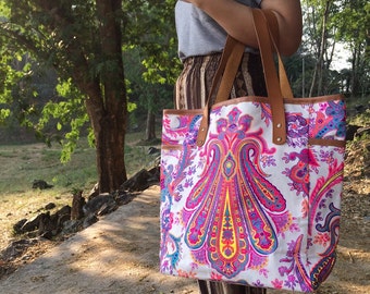 Bolso tote de lona estampada, estilo bohemio para escapadas de fin de semana en la playa.