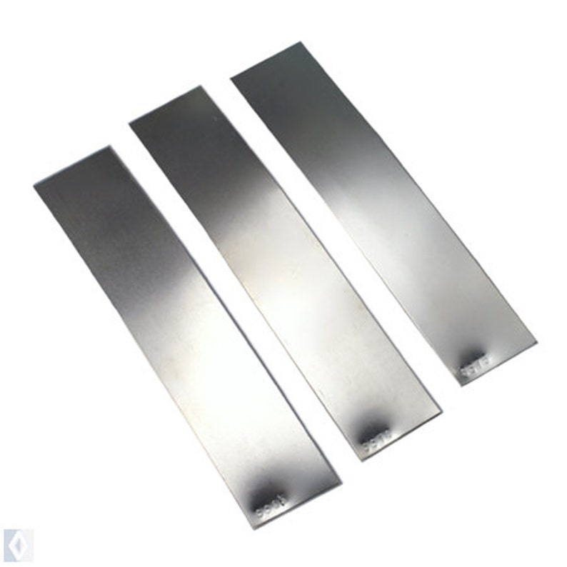 K&ouml;nnte beinhalten: Drei silberne Metallstreifen, jeder mit einer anderen Nummer auf der Oberfl&auml;che gepr&auml;gt. Die Nummern sind 999,9, 999,7 und 999,5.