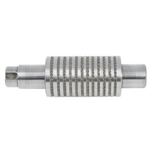 Könnte beinhalten: Ein silbernes Metallwerkzeug mit einem gemusterten Mittelzylinder und glatten, stangenartigen Enden. Der Mittelteil weist vertikale Streifen und geätzte Designs auf. Das Werkzeug ist wahrscheinlich aus Stahl gefertigt und für mechanische Zwecke bestimmt.