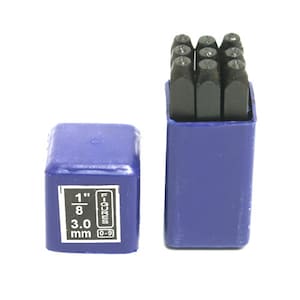 Könnte beinhalten: Ein Satz von 10 Metall-Nummern-Stempeln in einem blauen Kunststoffkoffer. Die Stempel sind 3,0 mm (1/8 Zoll) groß und mit den Zahlen 0-9 beschriftet.