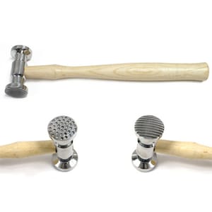 Könnte beinhalten: Ein Hammer mit zwei Köpfen und einem Holzstiel. Ein Kopf hat eine strukturierte Oberfläche mit kleinen erhabenen Punkten, der andere Kopf hat eine strukturierte Oberfläche mit parallelen Linien.