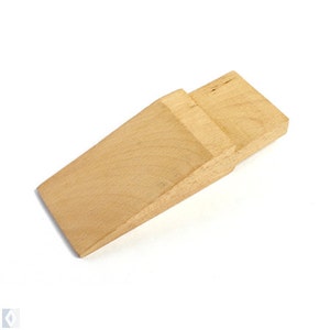 Può includere: Un mandrino per anelli in legno, uno strumento utilizzato per modellare e dimensionare gli anelli. È composto da due pezzi di legno uniti per creare una forma a cuneo.