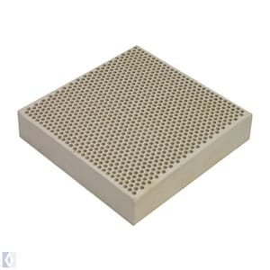 Peut inclure: Un diffuseur carré en céramique avec un motif en nid d'abeille. Le diffuseur est de couleur blanc cassé.