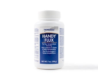 Op de afbeelding: Een witte plastic fles met een blauw etiket waarop "HANDY FLUX" staat voor laagtemperatuur solderen. De fles bevat 198 gram (7 ounce) flux.