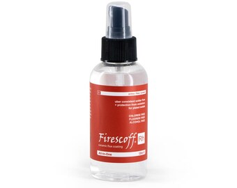 Op de afbeelding: Een heldere spuitfles met een zwarte spuitmond en een rood etiket. Het etiket bevat de tekst "Firescoff" en "keramische flux coating". De fles bevat 120 ml vloeistof.